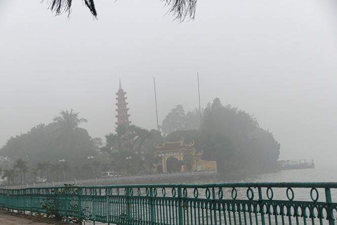 Hà Nội chìm trong sương mù và nồm ẩm